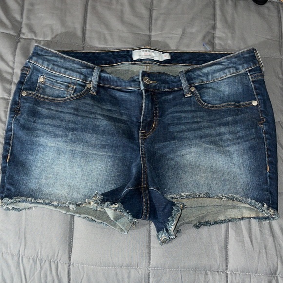 TORRID RAW HEM STRETCH DENIM SHORTS SIZE 18. - Picture 3 of 12